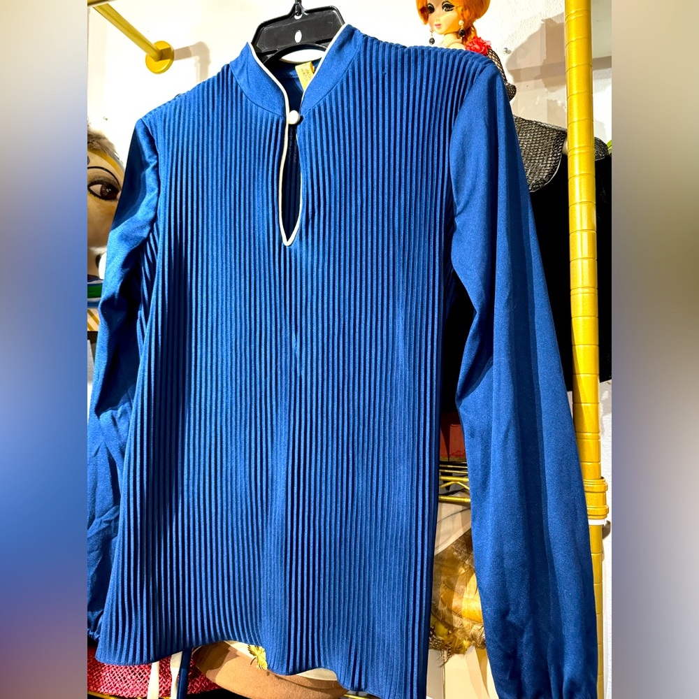 305 // Vintage pleated poly top with double belt // up to 23" ptp